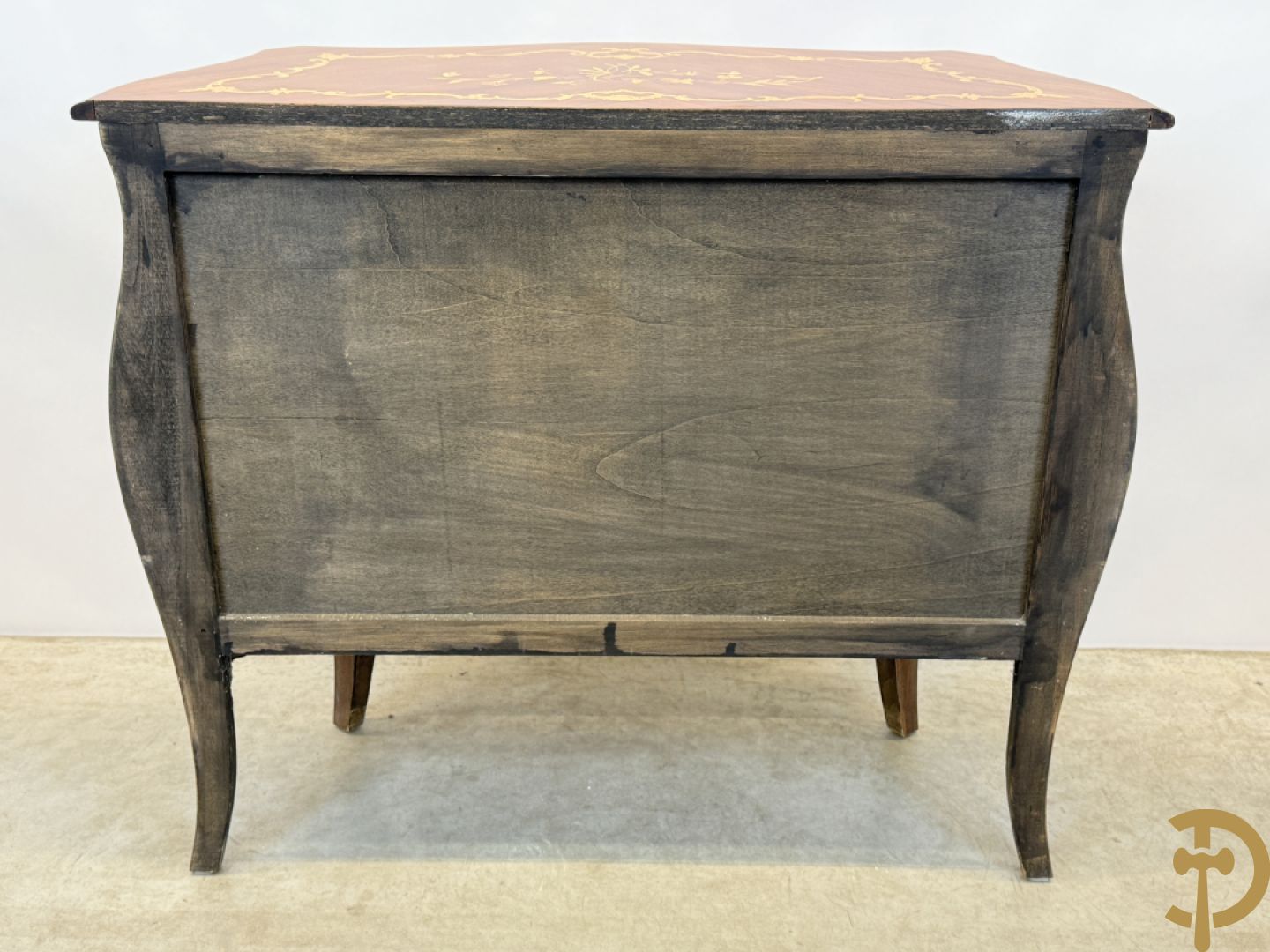 Gegalbeerde notelaren commode met 3 lades en bloemenmarketterie