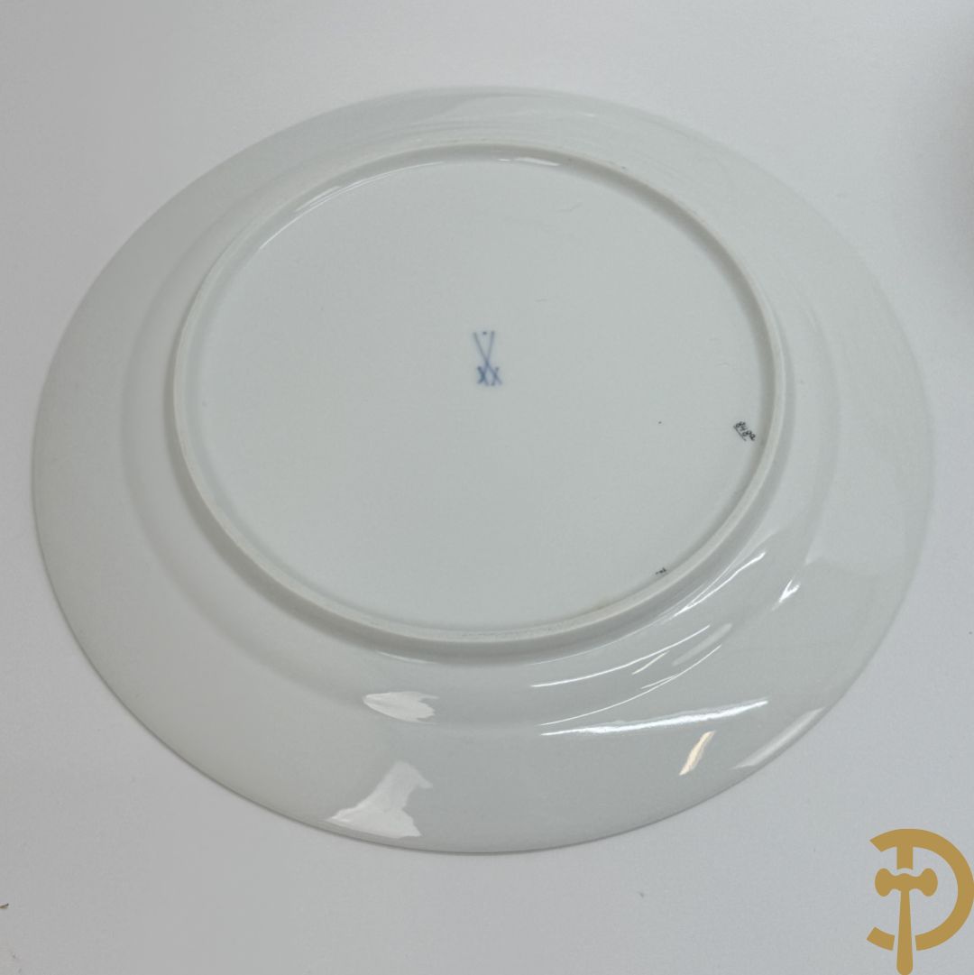 Wit porseleinen servies met vergulde rand en vergulde bloemenmotieven, Meissen, bestaande uit 8 platte borden (2 met schilfer aan rand), 7 diepe borden, 6 dessertborden, saladekom, sauskom en groentenschotel (1 handvat gelijmd)