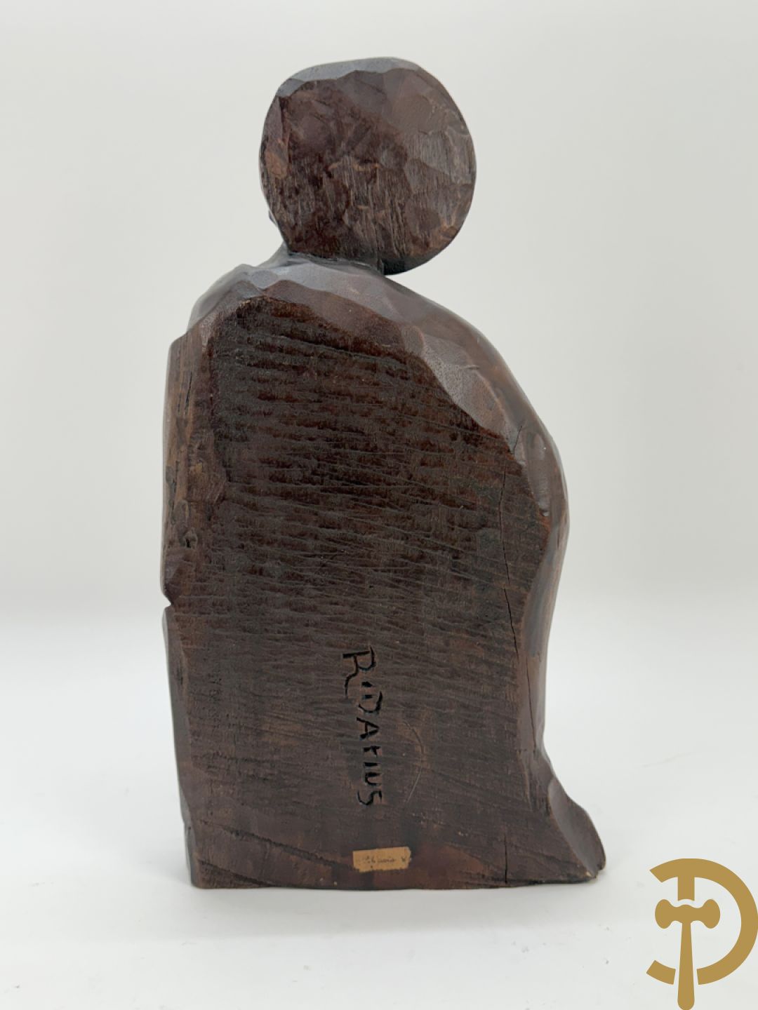 Basrelief met sculptuur van een embleem bezet met hond en harnas + houtsculptuur van heilige Jozef met kind + Madonna