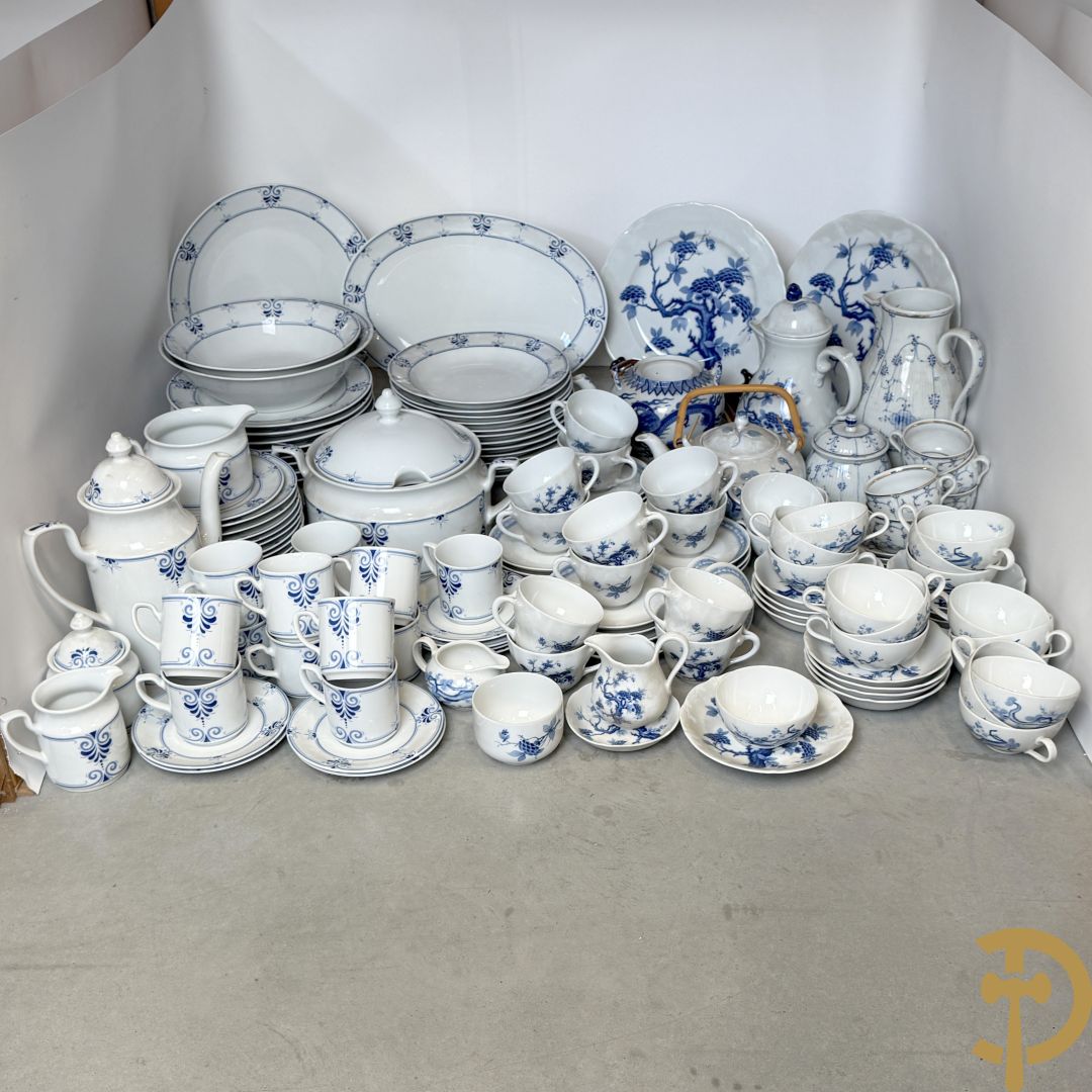 Porseleinen eet- en koffieservies, Winterling Kirchenlamitz Bavaria, met kobaltblauw decor + Porseleinen eet- en koffieservies met blauw bomendecor, Bavaria