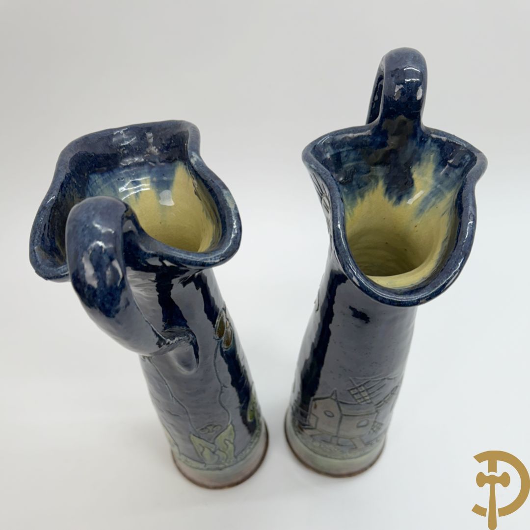 Paar Vlaamse aardewerken vazen met zeilboten 