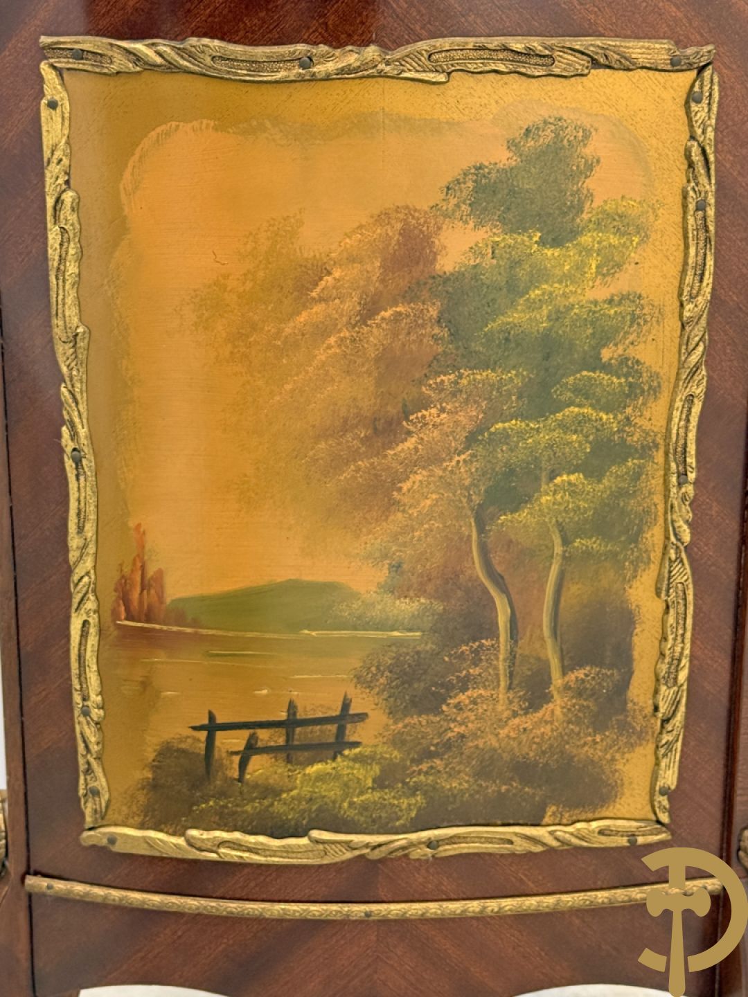 Notelaren gebombeerde Louis XV vitrine met handbeschilderde romantische taferelen en bezet met bronsbeslag