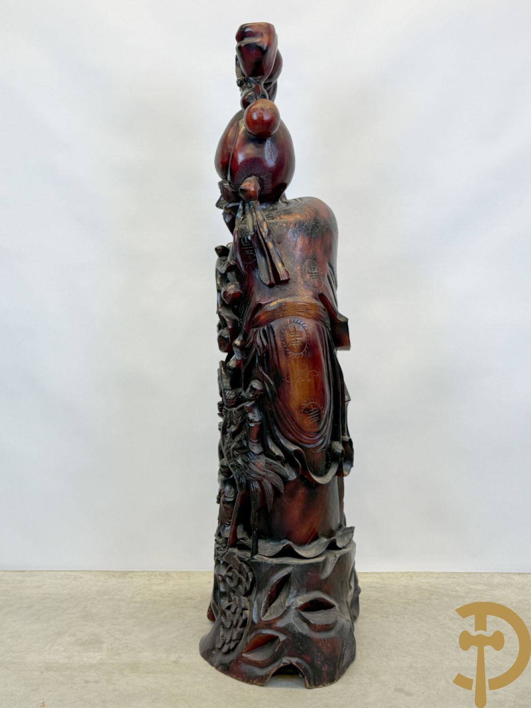 Aziatische houtsculptuur van wijsgeer met staf, vogels en kinderen