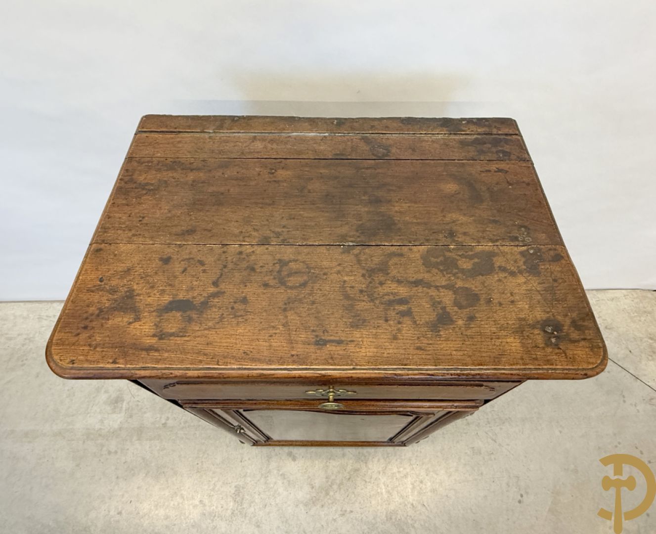 Massief eiken Franse confiturier met deur, lade, afgeronde zijkanten en voluutvormige poten