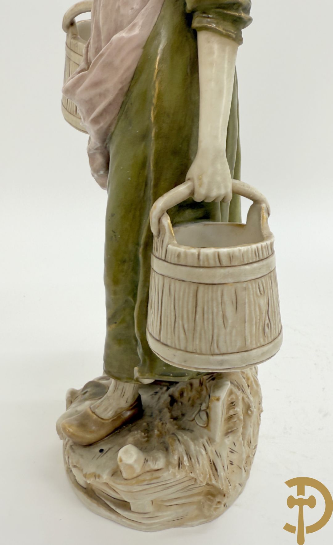 Royal Dux beeld van melkmeisje, onderaan genummeerd 1055 + vaas met zittende dame, Royal Dux stijl