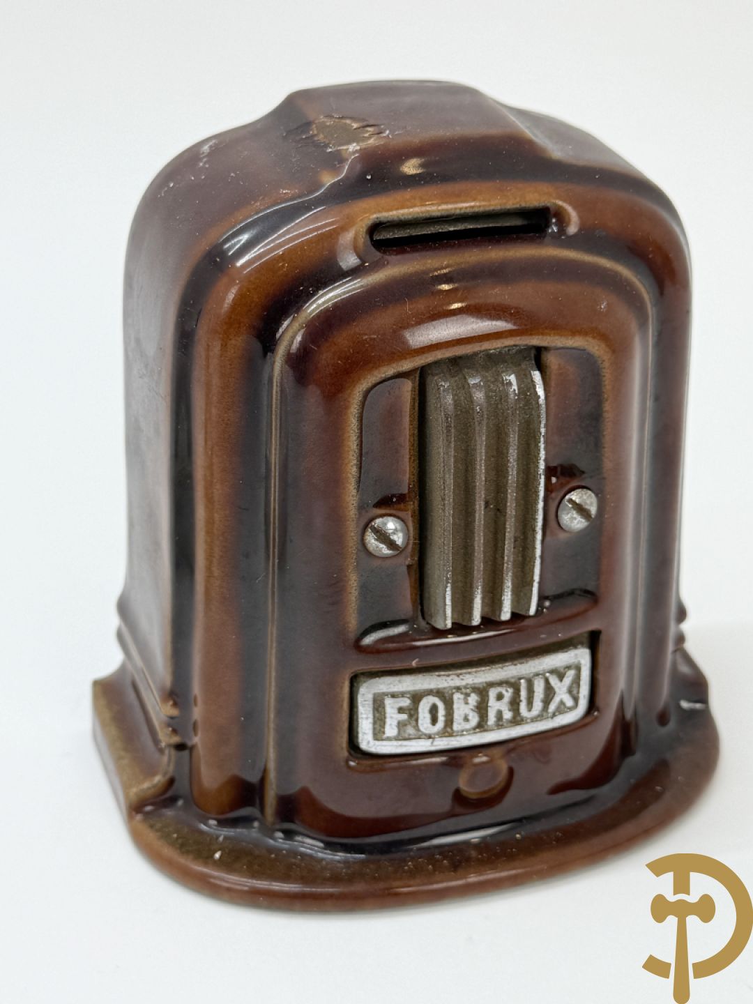 Gietijzeren Engelse hond + spaarpotten van gietijzeren varken, gipsen hond en gietijzeren kachel + verzamelobjecten Sphinx en Selles + koperen waterkraan