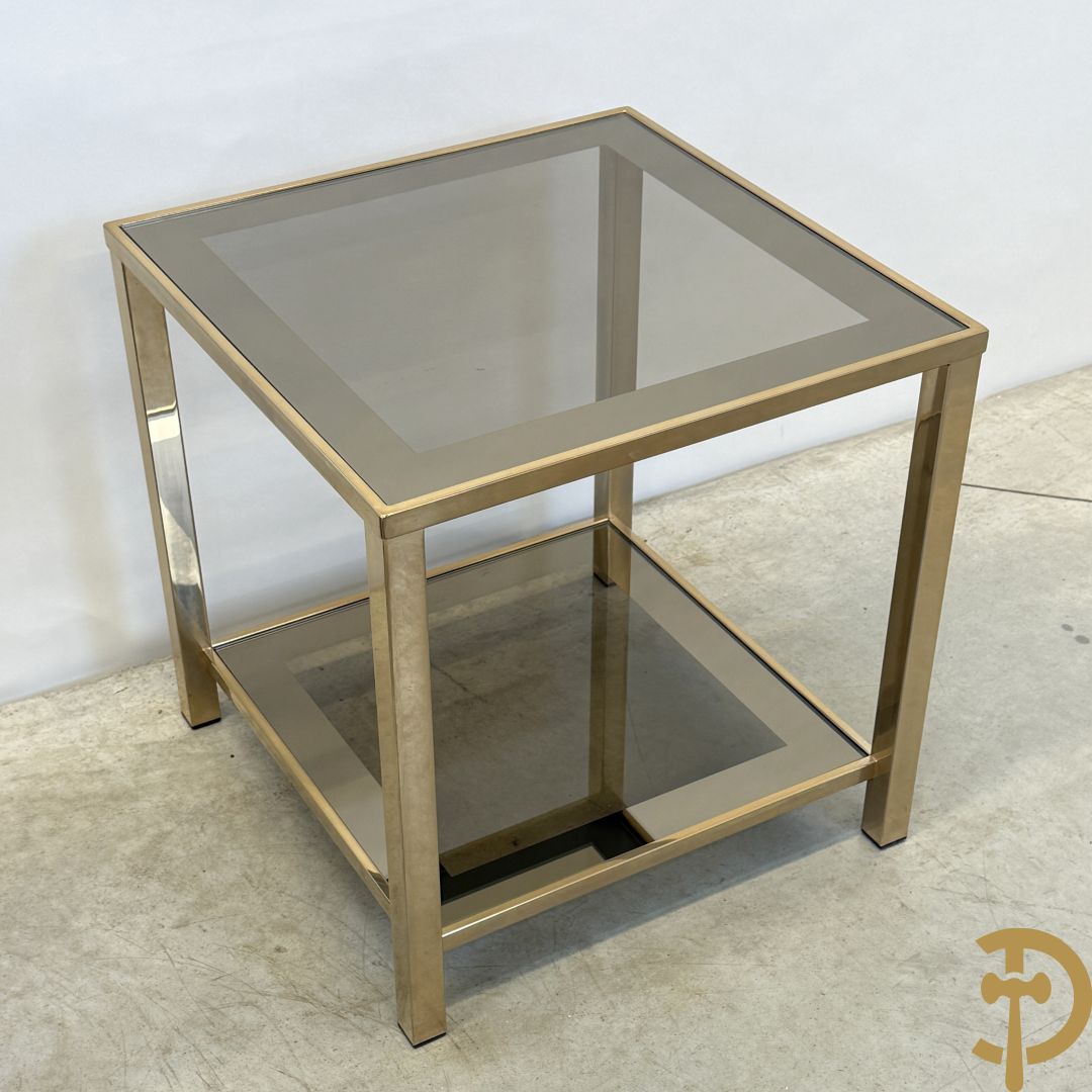 Paar koperen bout de canapé bijzettafels met afgeboord fumé/spiegelglas