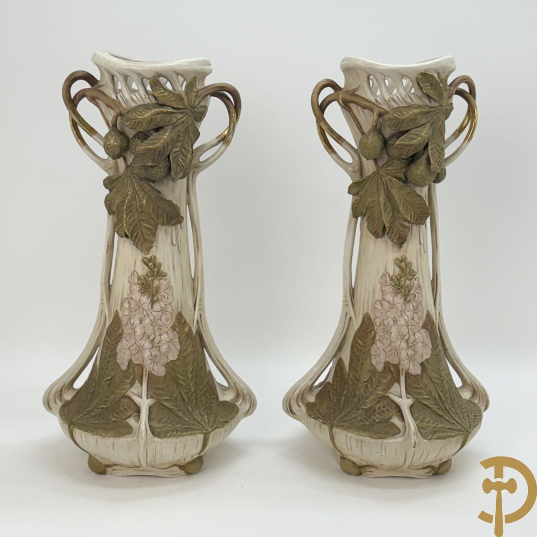 Paar Royal Dux vazen met bloemen bezet