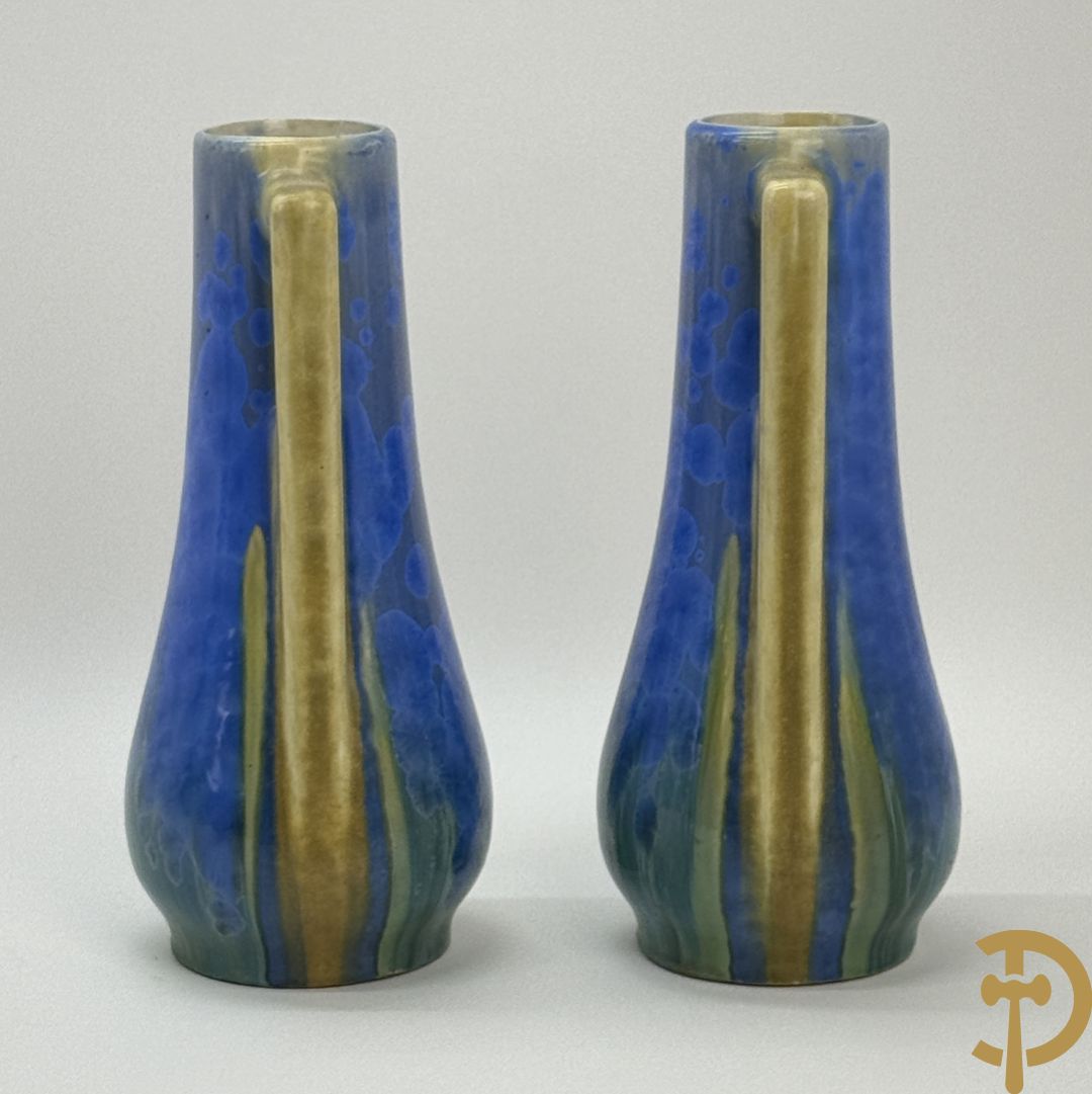 Paar Art deco vazen in meerkleurige keramiek, Pierrefonds (Oise streek), onderaan getekend V H