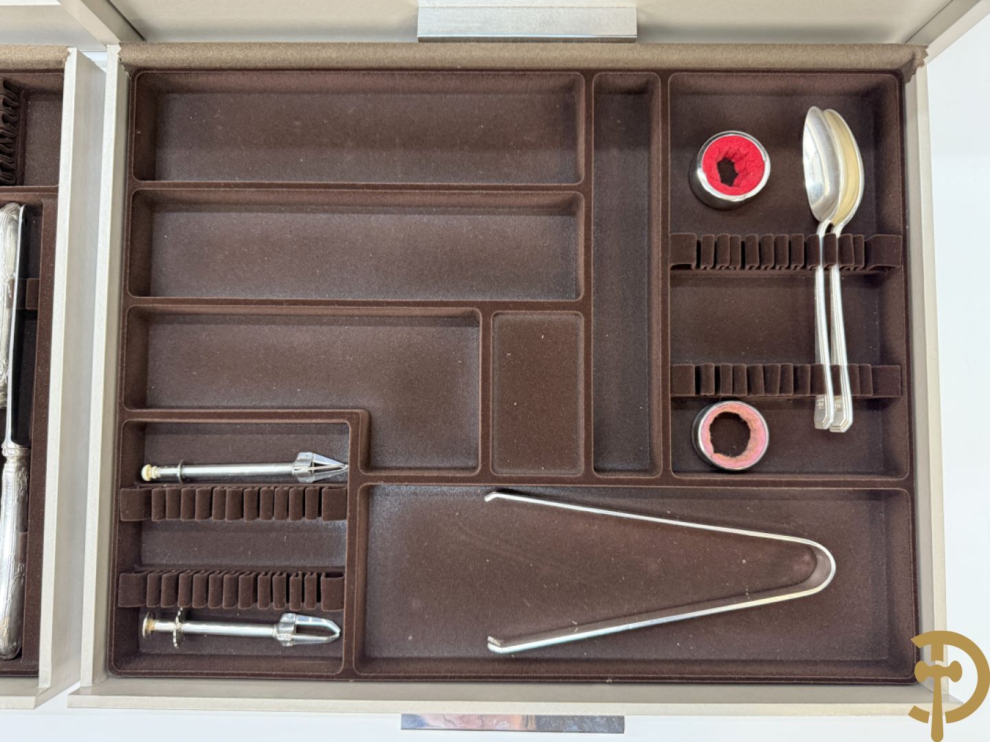 Verzilverd bestek bestaande uit 12 messen, 12 dessertlepels, 12 dessertvorken, 12 taartvorkjes, 12 dessertmessen en 12 visvorken, gemerkt Quaghebeur (Kuurne) dit alles in een in Christofle bestekkoffer ondergebracht