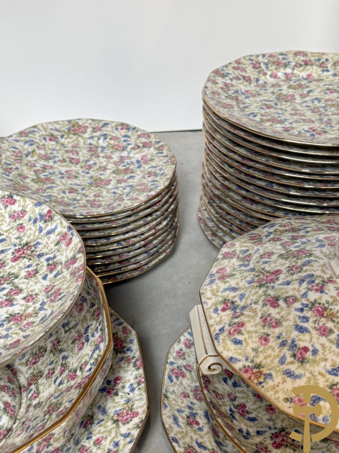 Uitgebreid zeer decoratief porseleinen eet- en koffieservies met bloemendecor, Limoges France