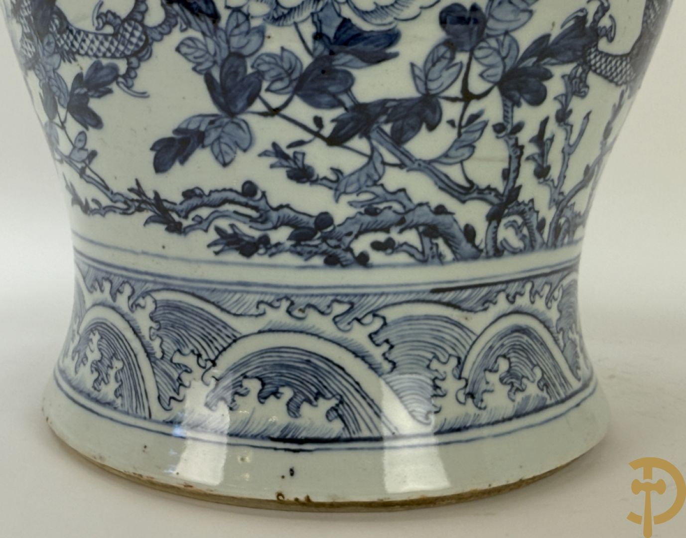 Paar Chinese blauw/witte porseleinen dekselvazen gedecoreerd met draken en bloemenmotieven, als lampadaire omgebouwd