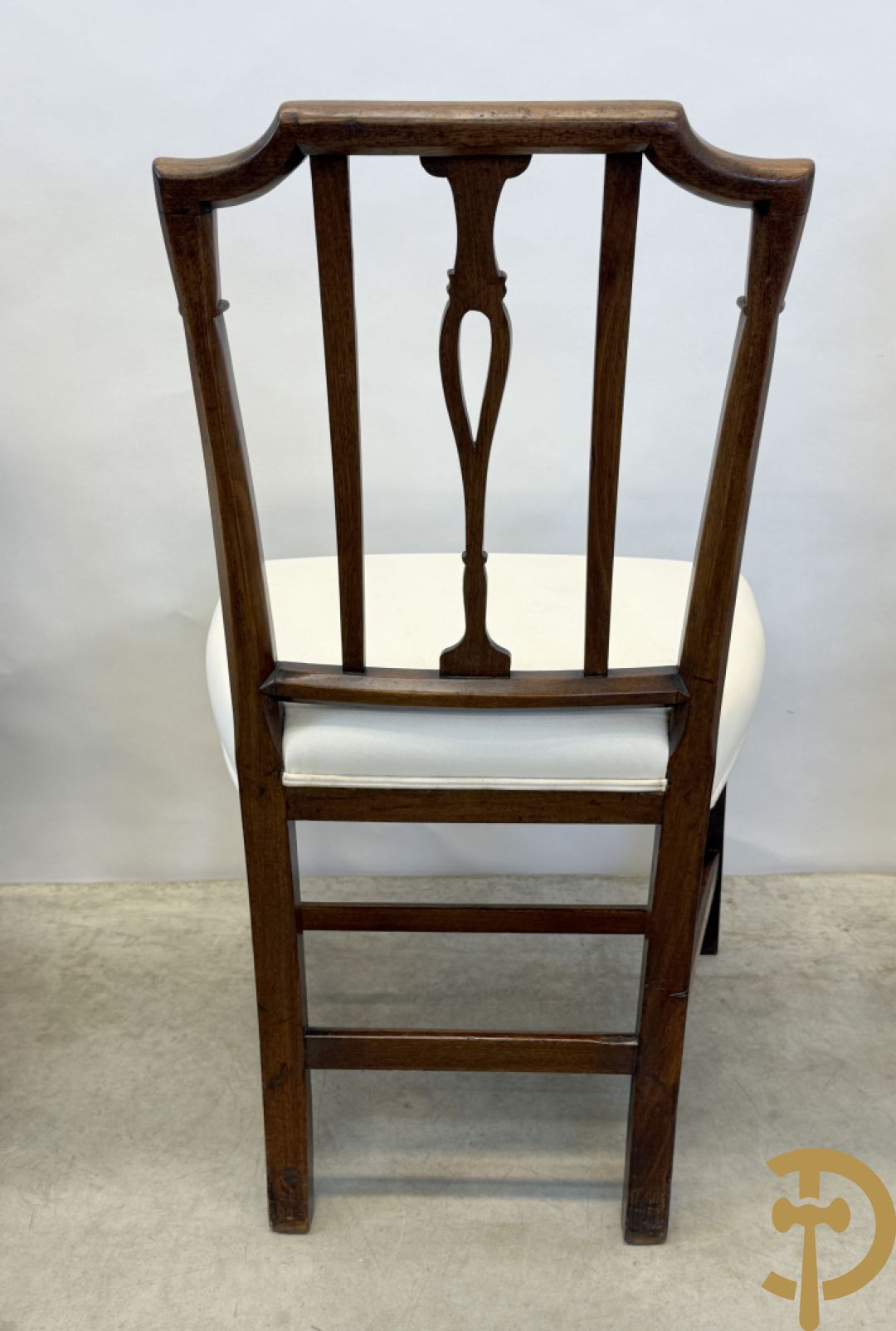 Acht mahoniehouten stoelen met sierlijke motieven in de rug, Georgian Engelse stijl