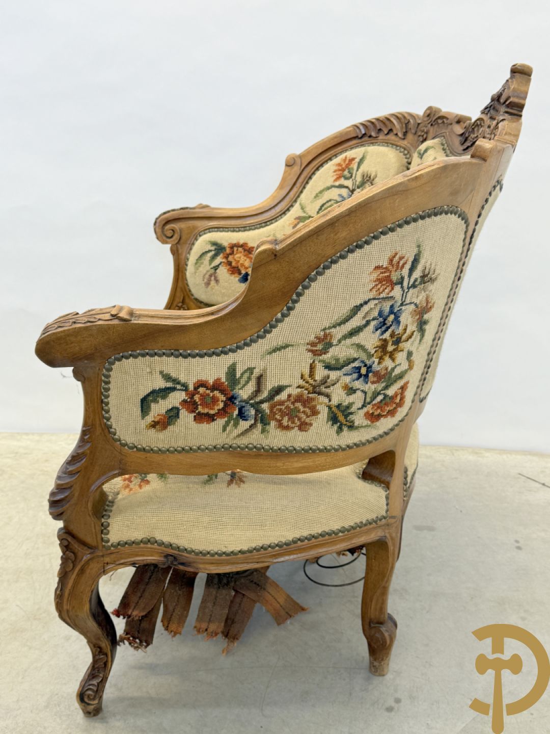 Paar armzetels bezet met petit points + 2 bijhorende stoelen