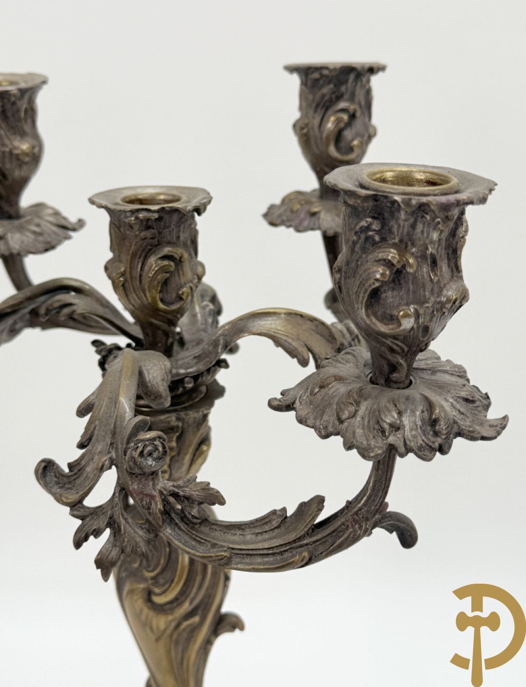 Paar bronzen getorste vijfarmige Louis XV kandelaars