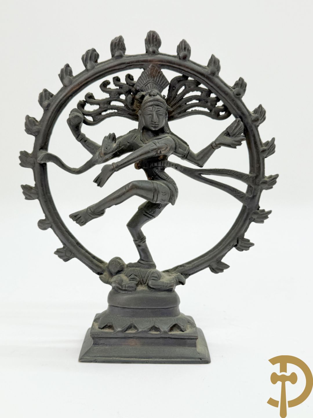 Bronzen dansende shiva + zittende bronzen boedhistische figuur + zittende boedhistische man met mand in zamak + bronzen boedhistisch boedhahoofd + bronzen shiva met 4 armen
