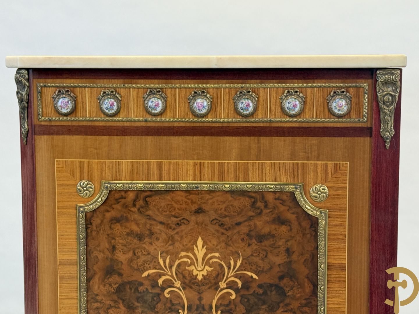 Notelaren TV/barmeubel bezet met bloemenmarquetterie en bronzen ornamenten met porseleinen plakkettes