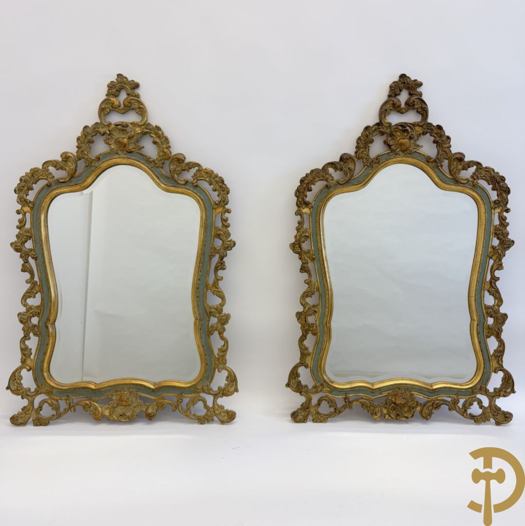 Paar vergulde spiegels met geslepen boord en rocailles, Louis XV stijl