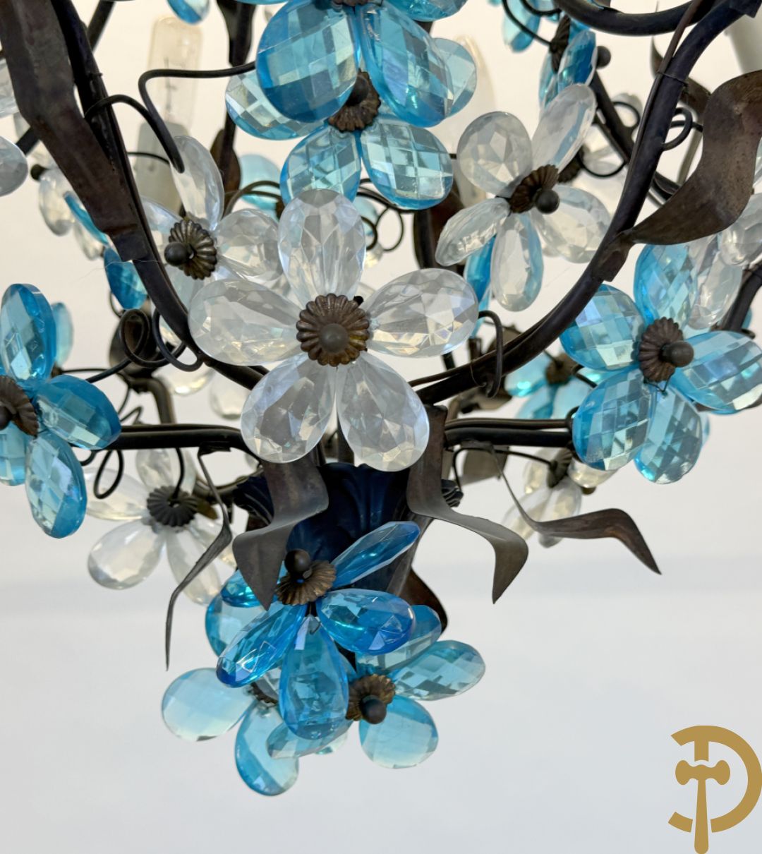Italiaanse gesmede zesarmige luchter met blauwe glazen bloemmetjes bezet