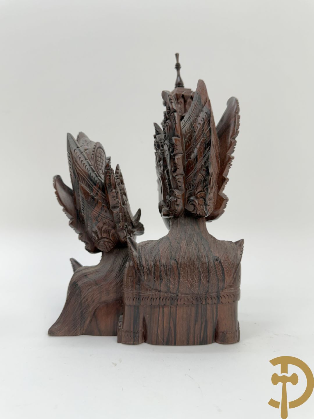 Tien houtgesculpteerde boedhistische figuren waarvan enkele verguld