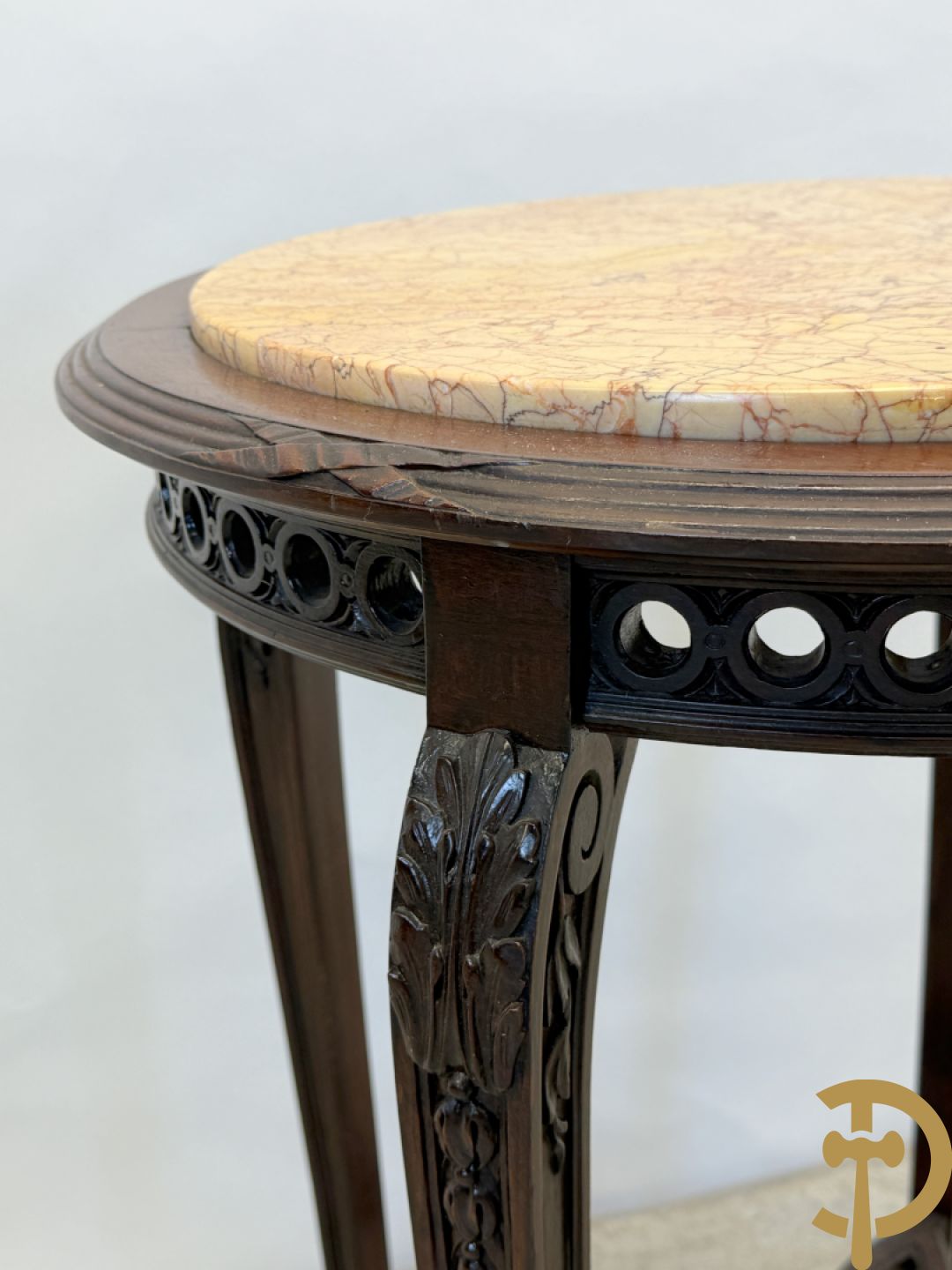 Notelaren bijzettafel met marmeren blad op voluutvormige poten