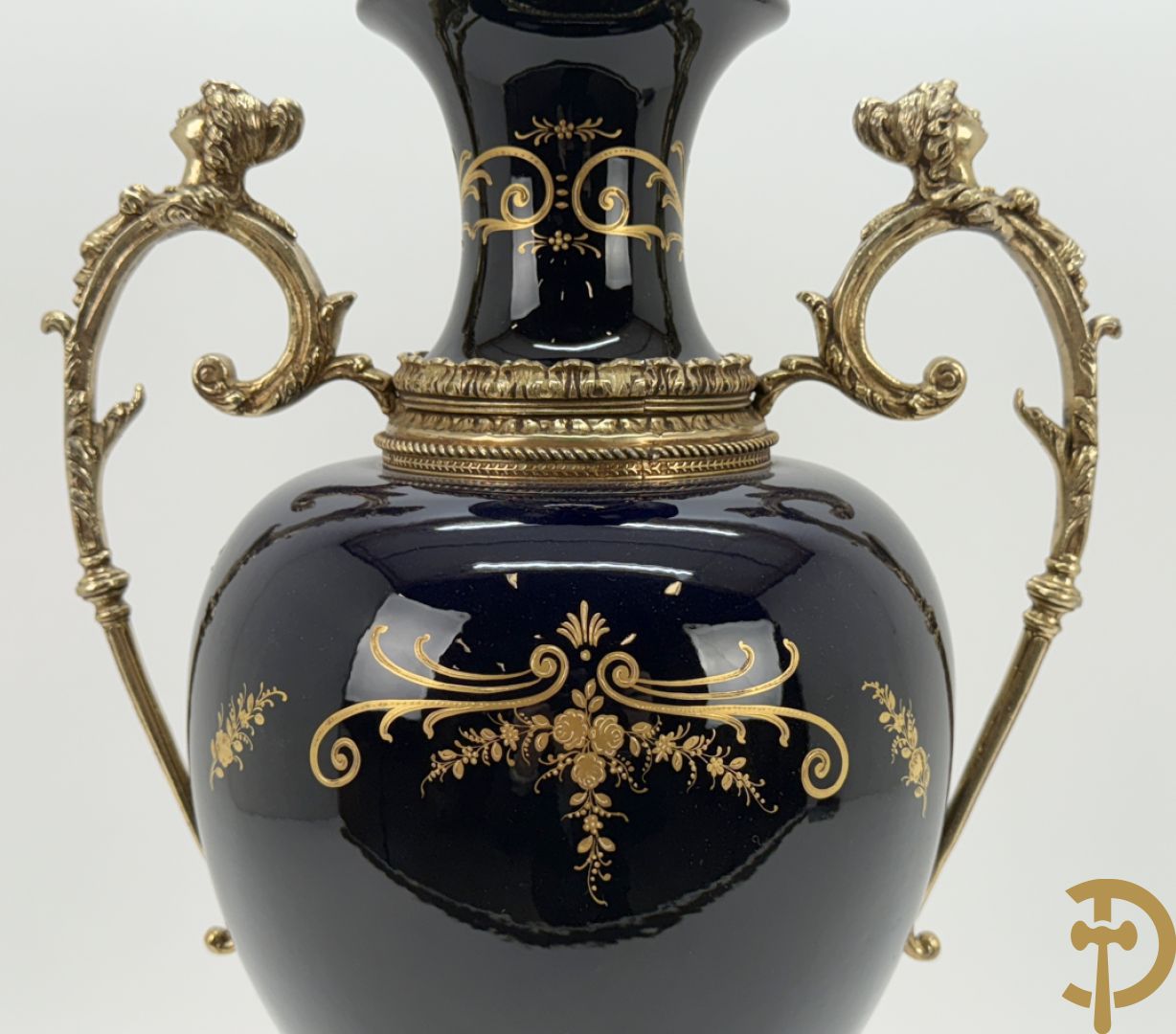 Blauwe porseleinen vaas met lieftallig decor, Sèvres stijl, bezet met bronzen ornamenten