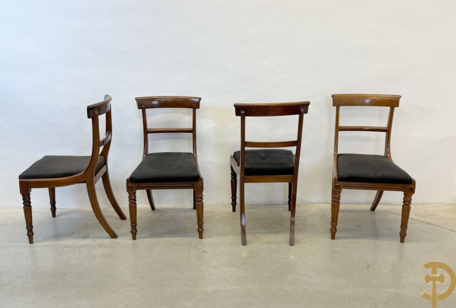 Set van 8 notelaren gondelvormige stoelen