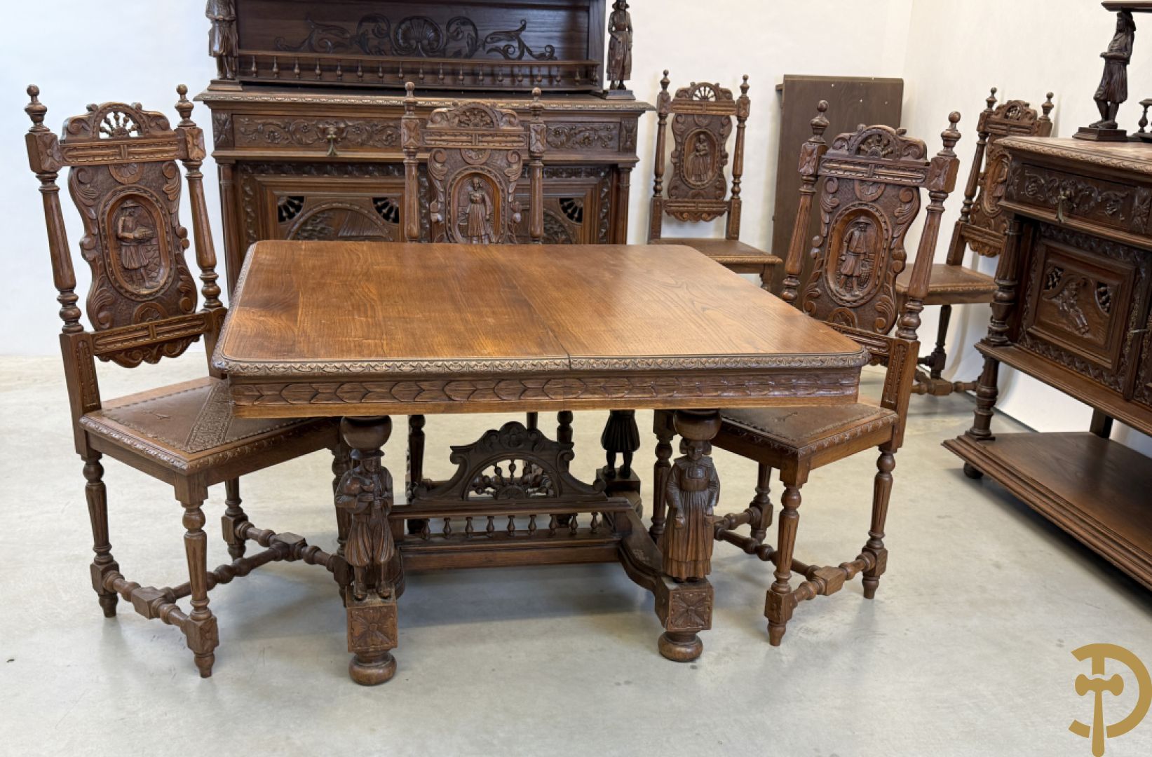 Massief eiken Bretoense eetkamer bestaande uit buffet met 3 deuren boven, 2 deuren onder, lades midden en gesculpteerde geanimeerde scènes + desserte + uittrekbare tafel + 6 stoelen + extra allonge
