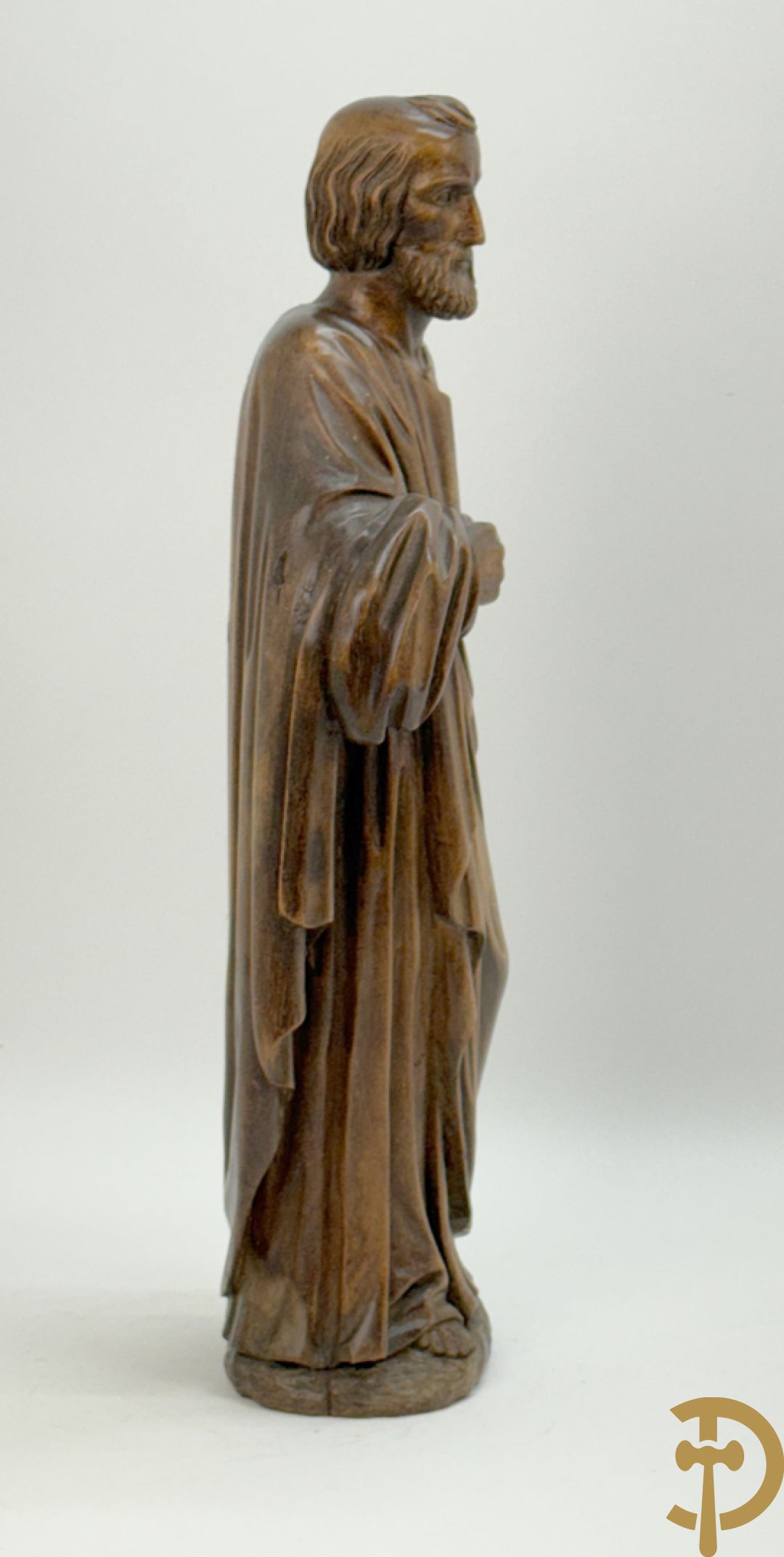 Houtsculptuur van evangelist met boek in de hand