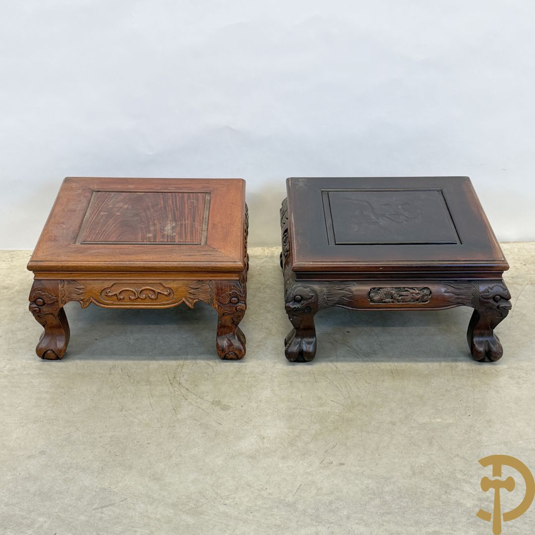 Twee Aziatische gesculpteerde vierkante sokkels