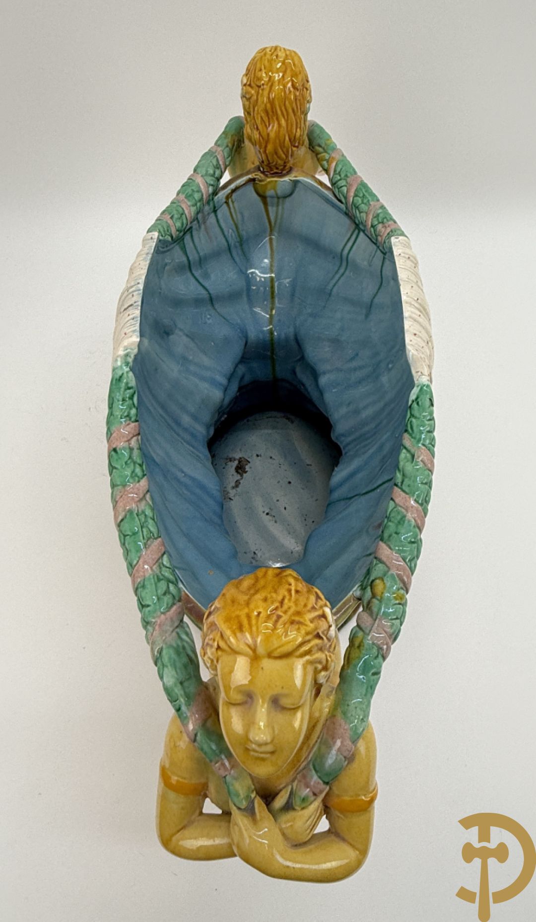 Bloemenjardinière in Majolica met paar dames houdende een schelp