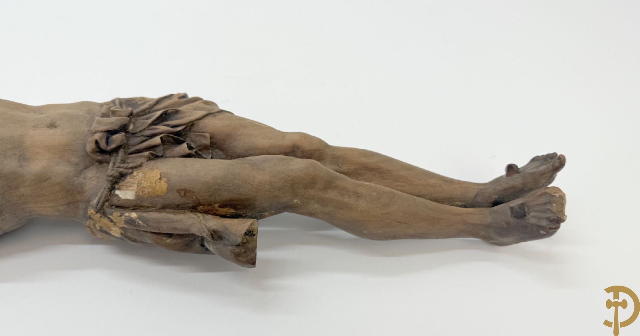 Twee houtgesculpteerde en gepolychromeerde corpussen