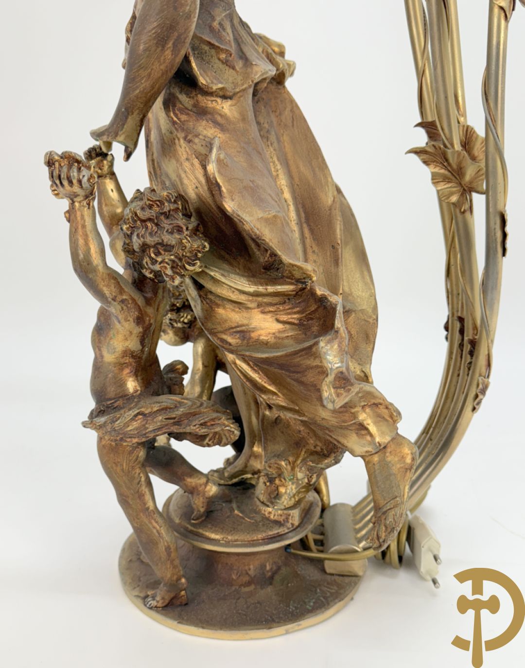 POITE getekend - Vuurverguld bronzen beeld van dame met kinderen houdende een toorts, achteraan 5 lichtpunten