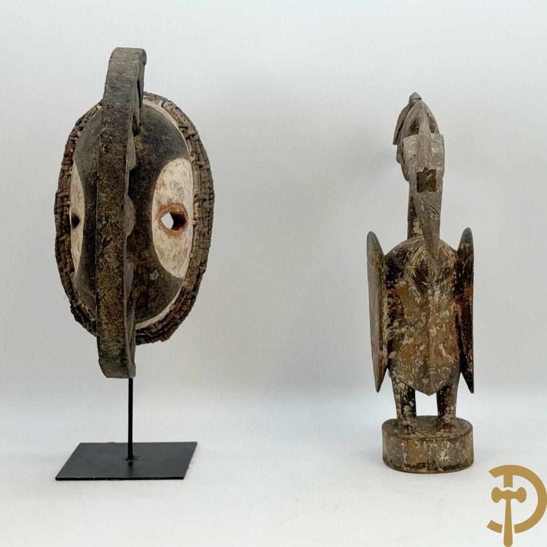 Twee Afrikaanse hout sculpturen : Ibo Nigeria masker + Malinees vogelbeeld Chiwara