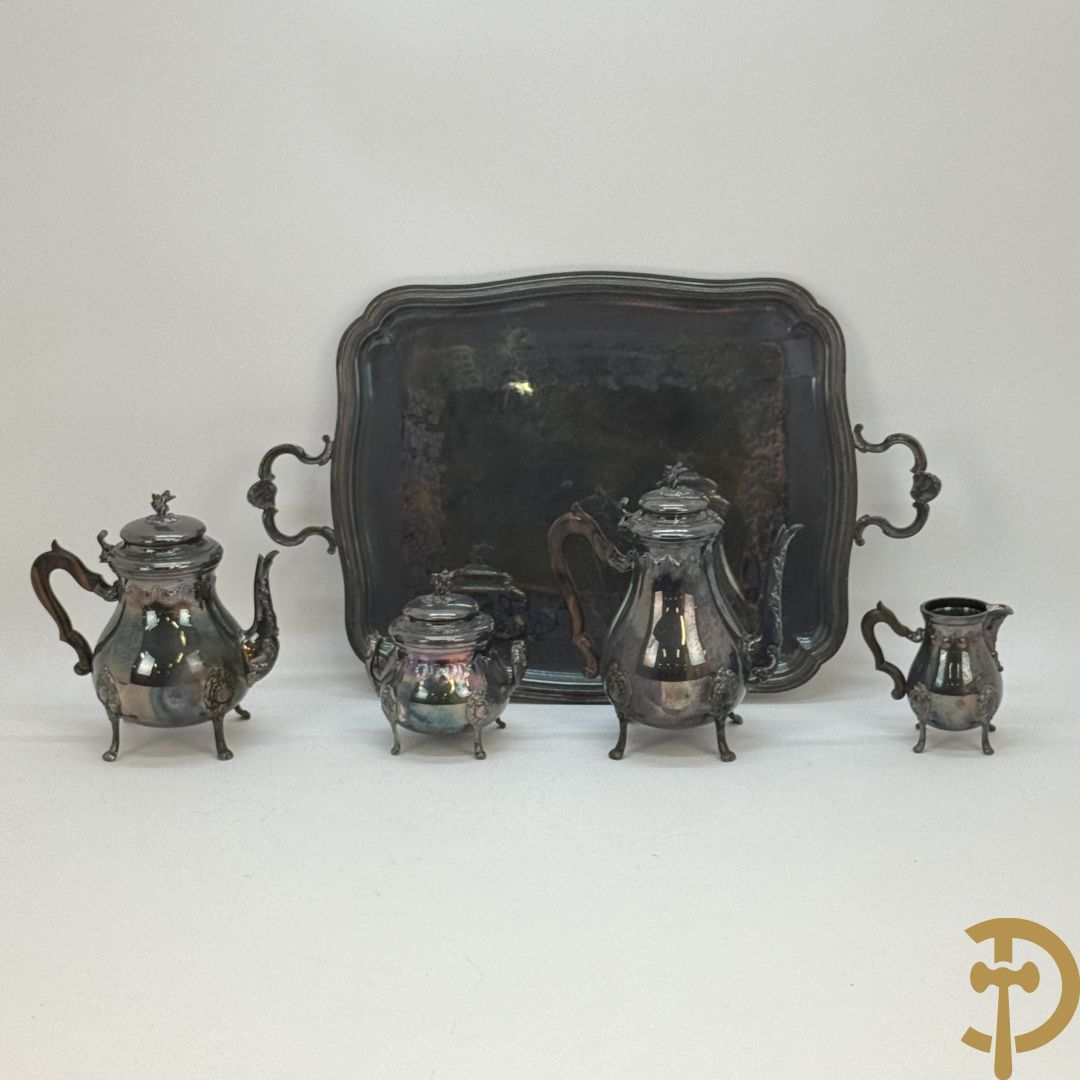 Verzilverd koffieservies met Louis XV motieven op verzilverde schotel, gemerkt M R 25, bestaande uit koffiekan, theekan, melkkan en suikerpot