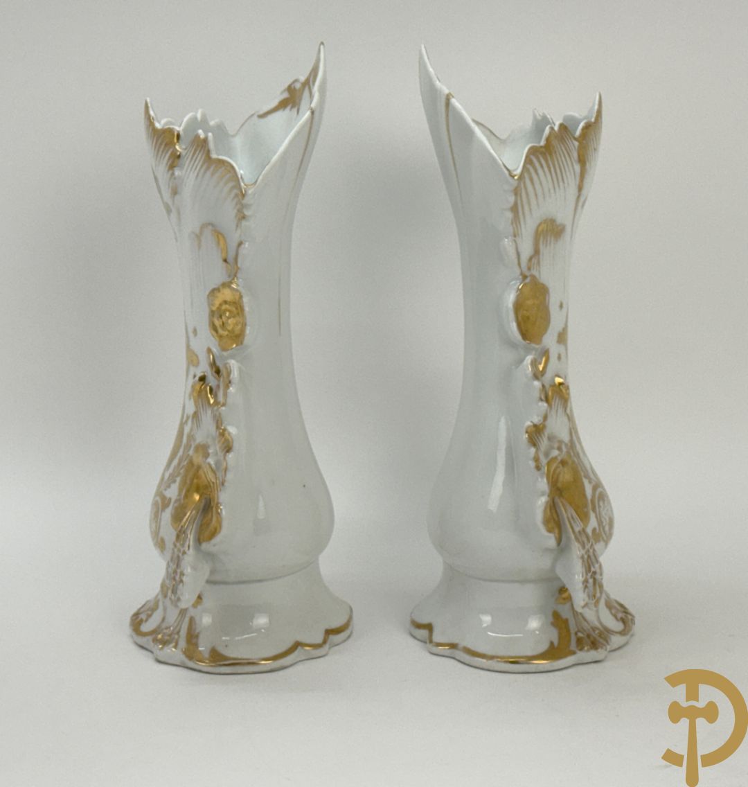 Paar Vieux Bruxelles cornetvazen met religieuse symboliek + grote tas op onderschaal + amfoorvaas