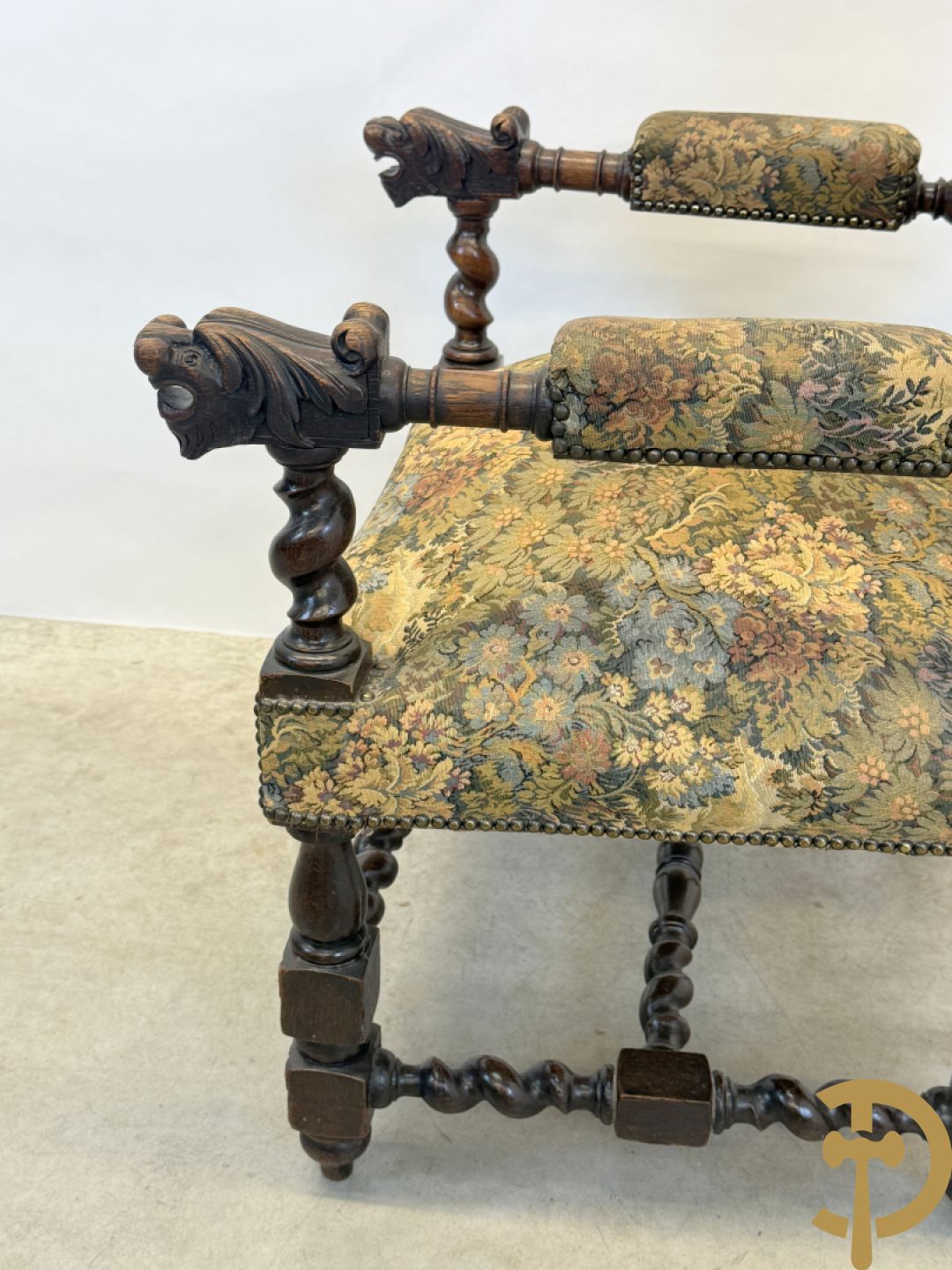 Paar massief eiken jacht armzetels met sculptuur van bladranken en vogelmotieven