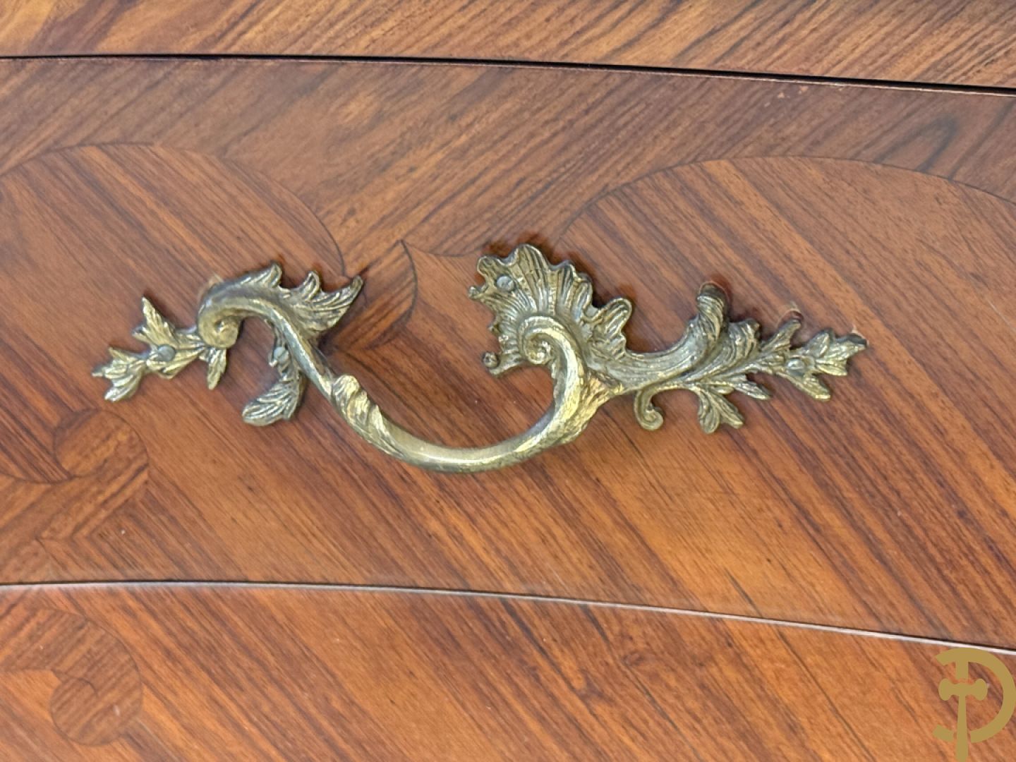 Notelaren gegalbeerde drieladencommode met bloemenmarquetterie en bezet met bronzen ornamenten, bovenaan met marmeren blad