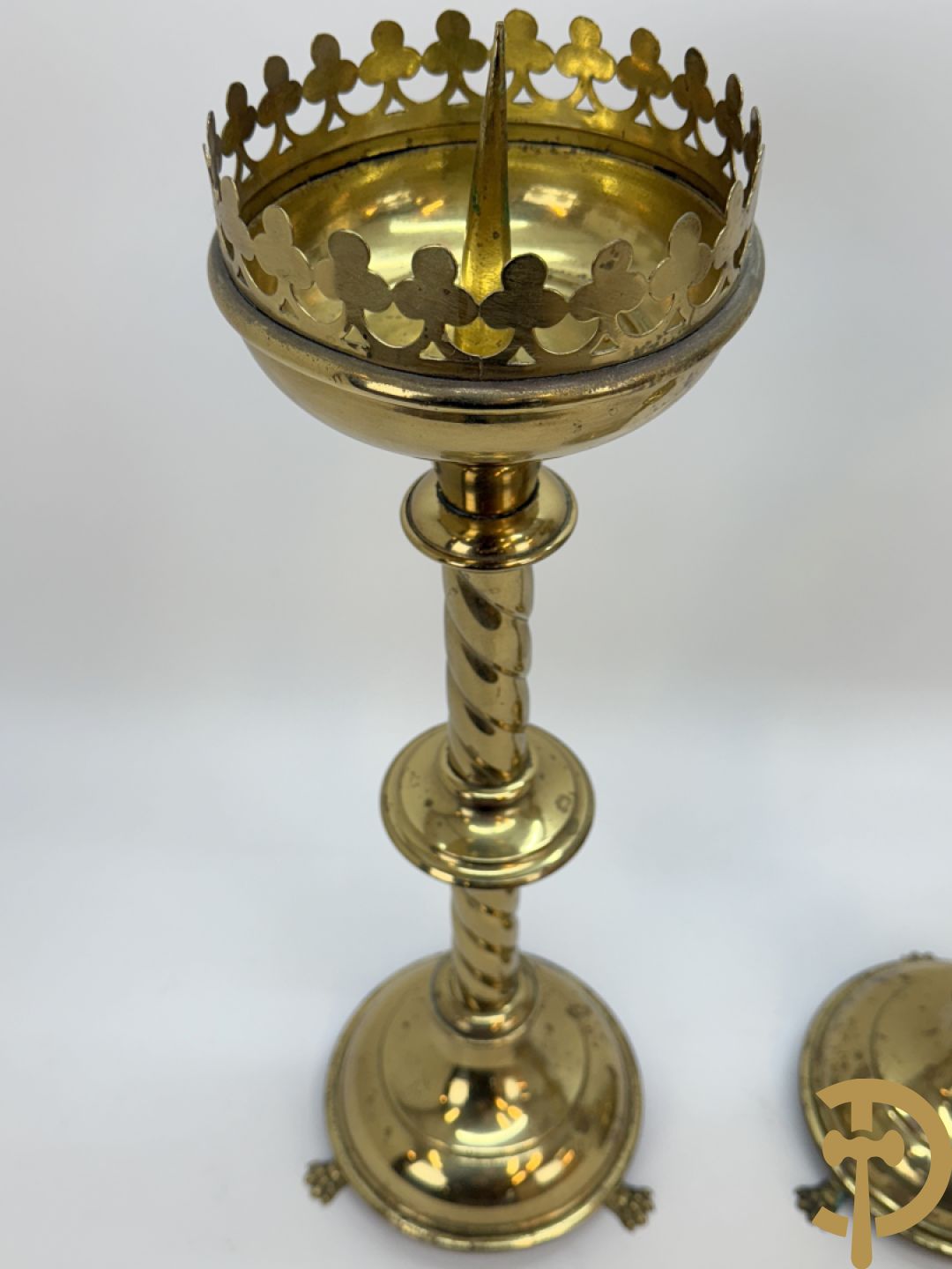 Paar koperen Neo Gotische kandelaars