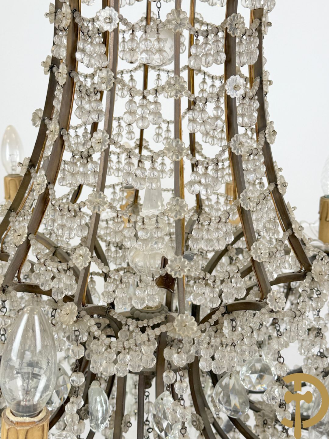 Italiaanse ijzeren luchter met kristallen bellen