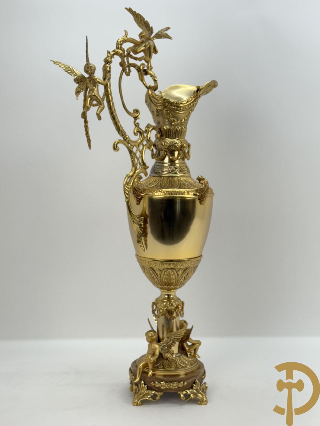 Vuurvergulde bronzen amfoorvaas met basrelief van dame en bezet met cupido