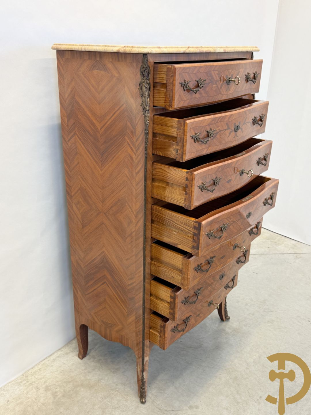 Notelaren zevenladenkast met bloemenmarquetterie en bronzen ornamenten, bovenaan met marmeren blad