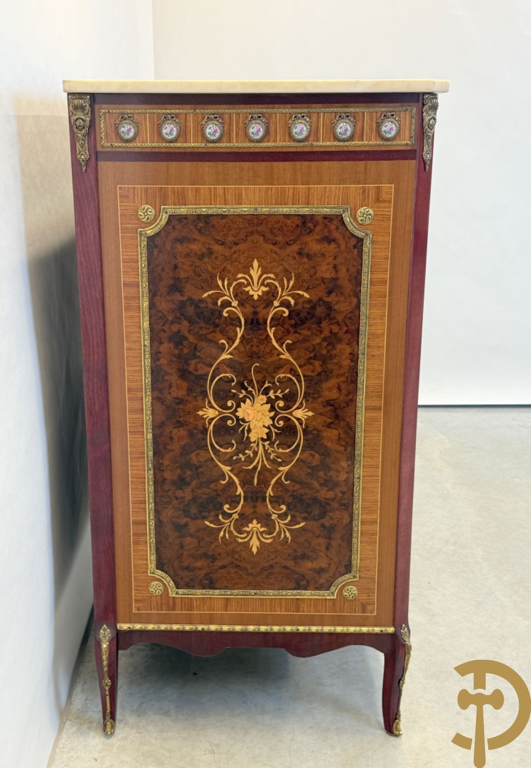 Notelaren TV/barmeubel bezet met bloemenmarquetterie en bronzen ornamenten met porseleinen plakkettes