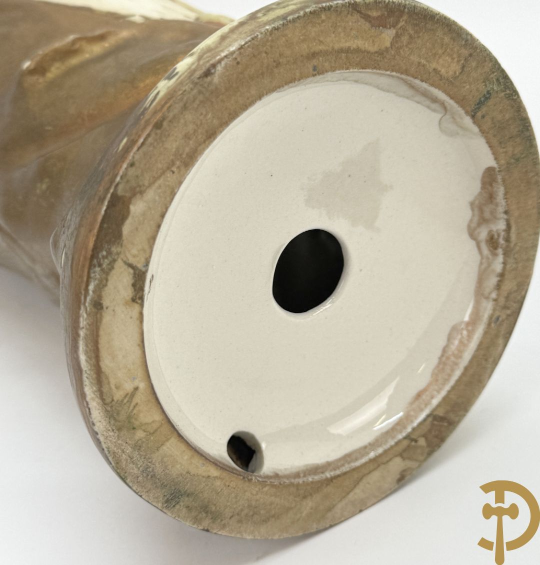 Royal Dux beeld van melkmeisje, onderaan genummeerd 1055 + vaas met zittende dame, Royal Dux stijl