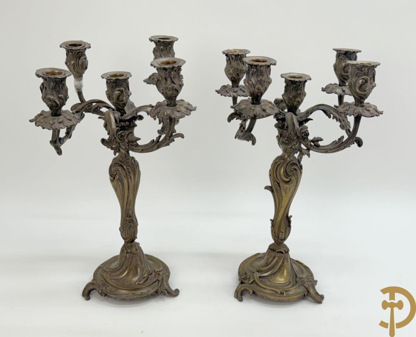 Paar bronzen getorste vijfarmige Louis XV kandelaars