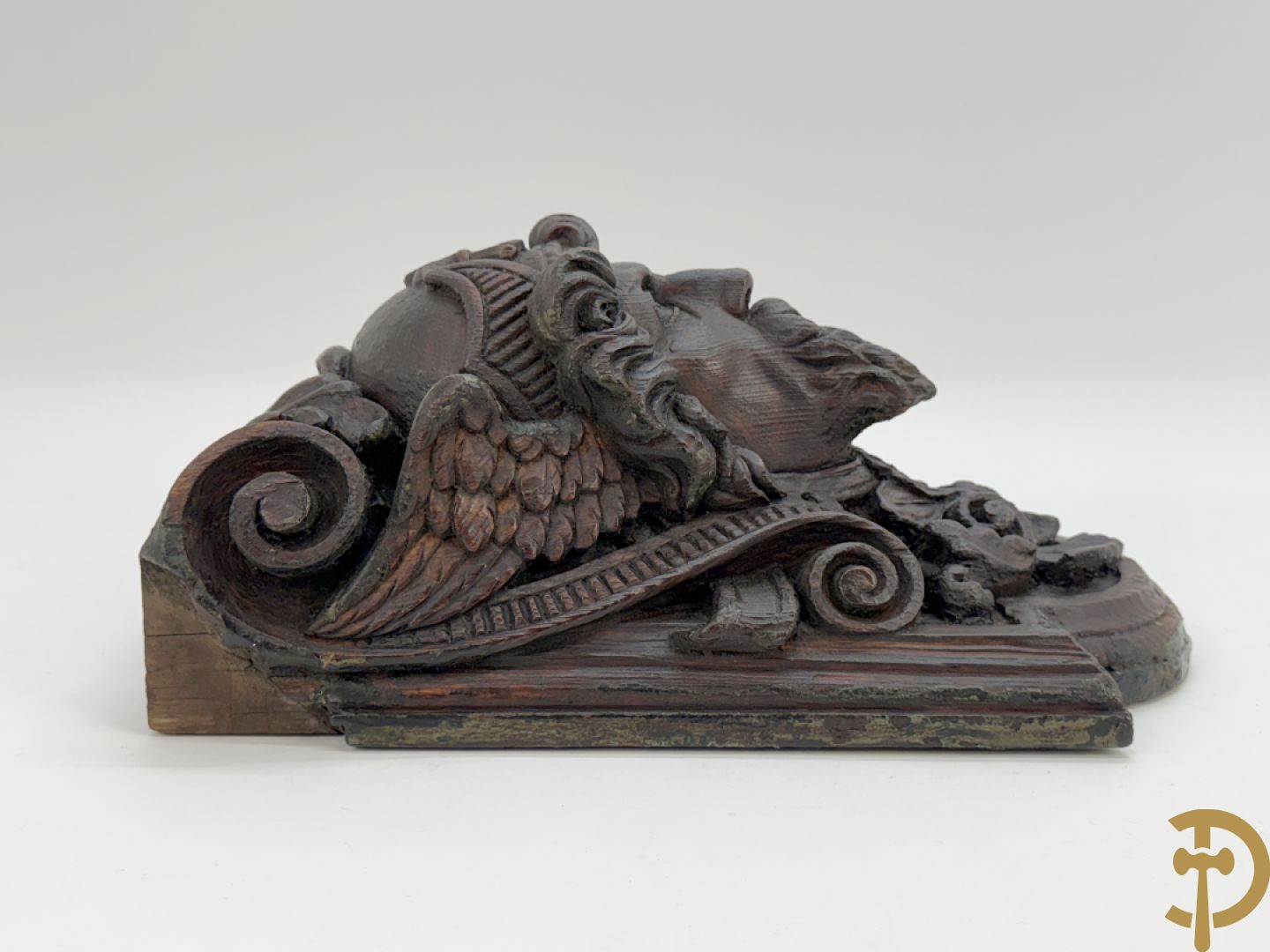 Paar muurhoeksteunen van hout met gesculpteerde hoofden man en vrouw