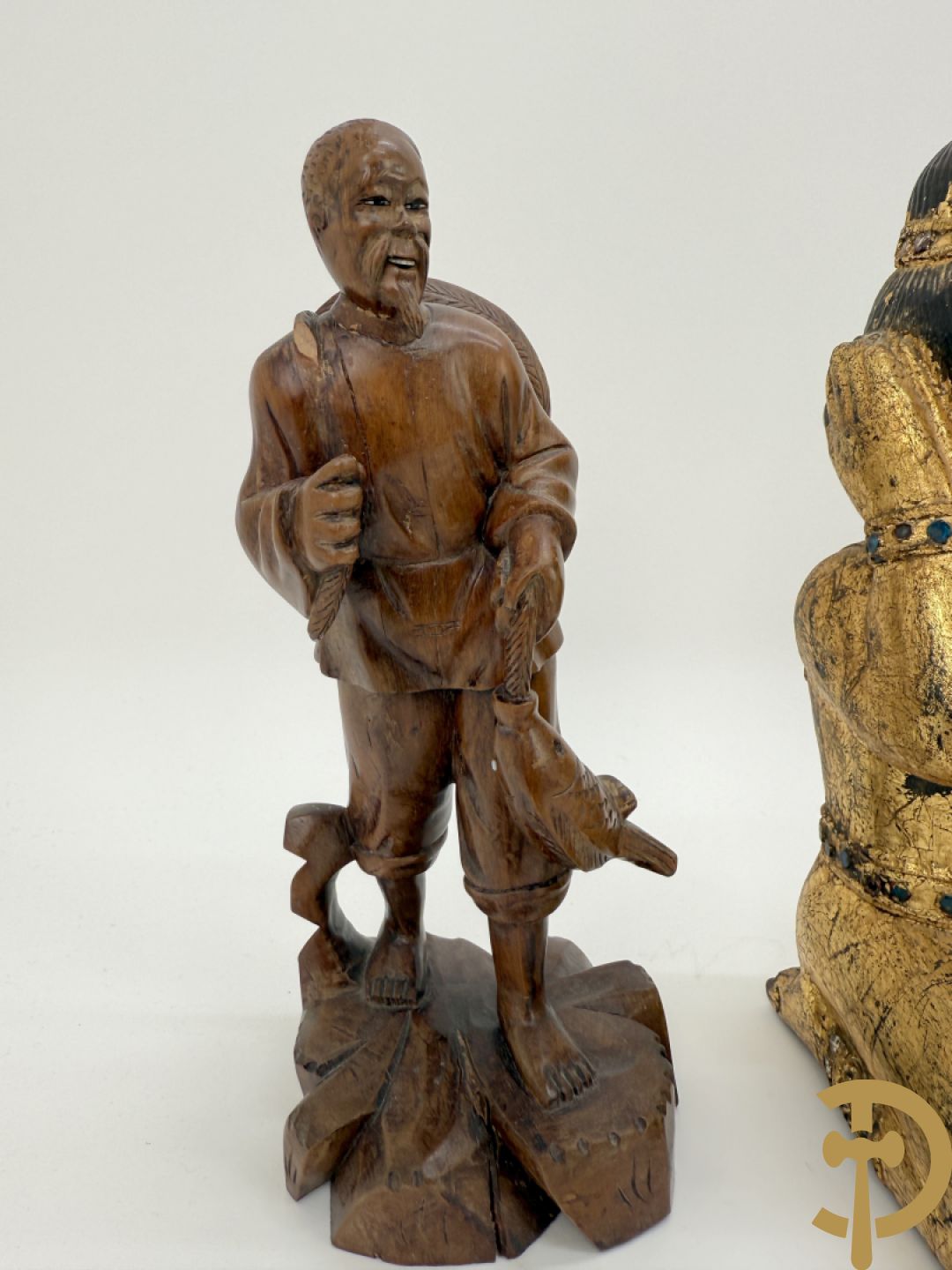 Negen houtgesculpteerde boedhistische figuren waarvan enkele verguld