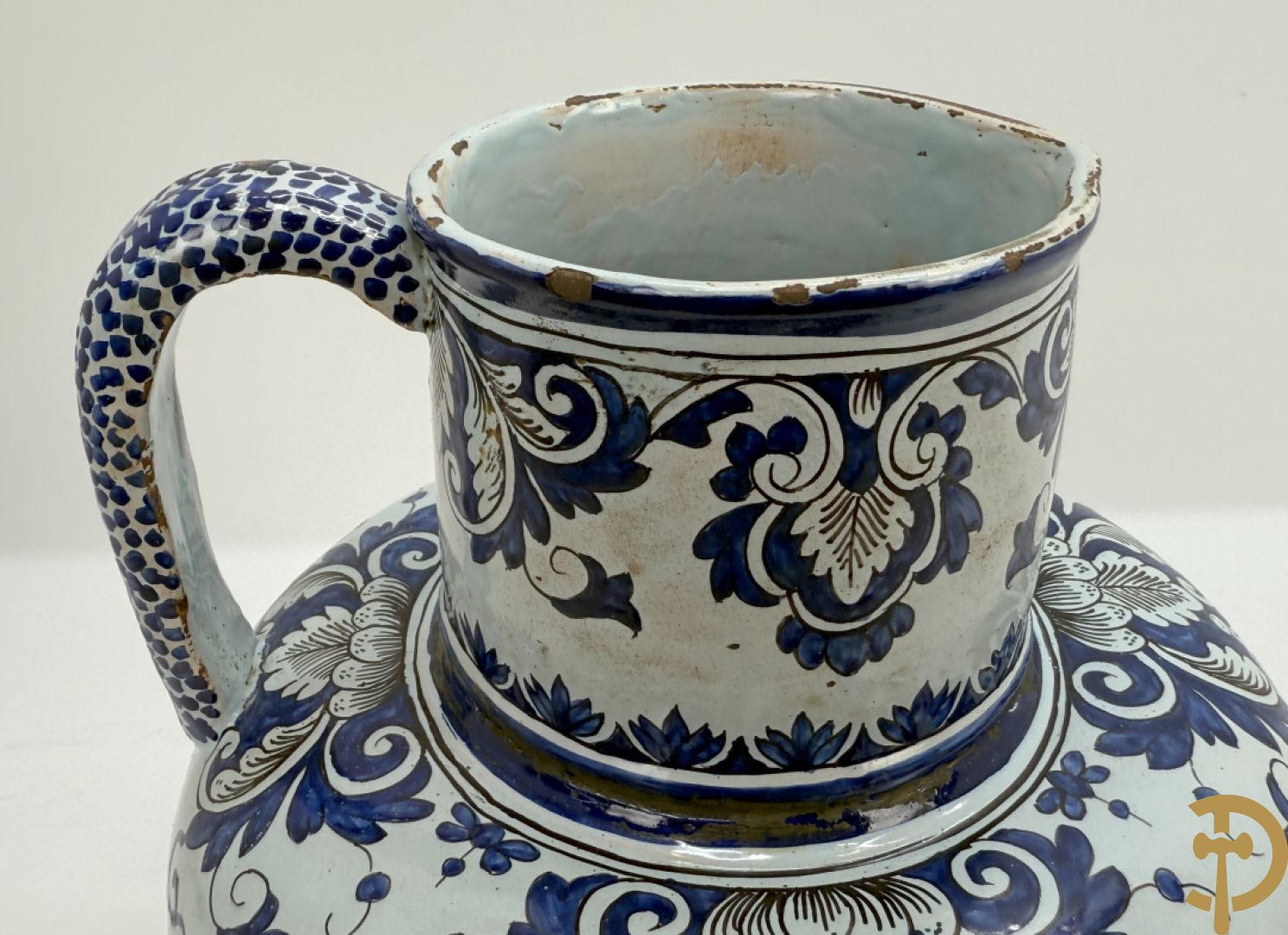 Schenkkan in Delftse faience, Sirop de rubarbe