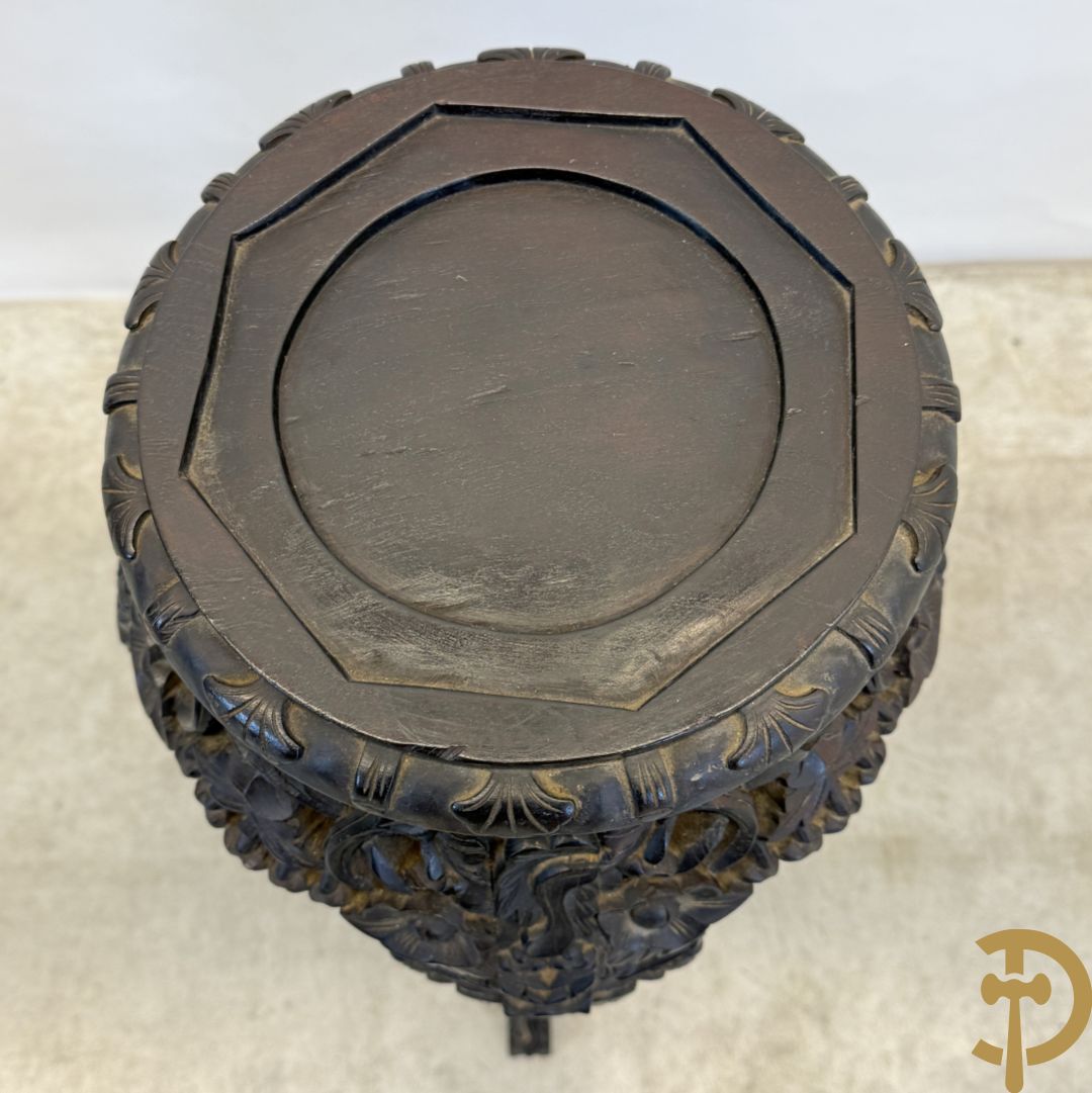 Chinese handgesculpteerde hoge sokkel met bloemenmotieven