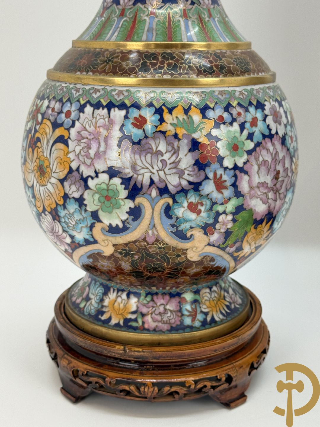 Paar cloisoné vazen met kleurrijk bloemendecor op houten sokkel